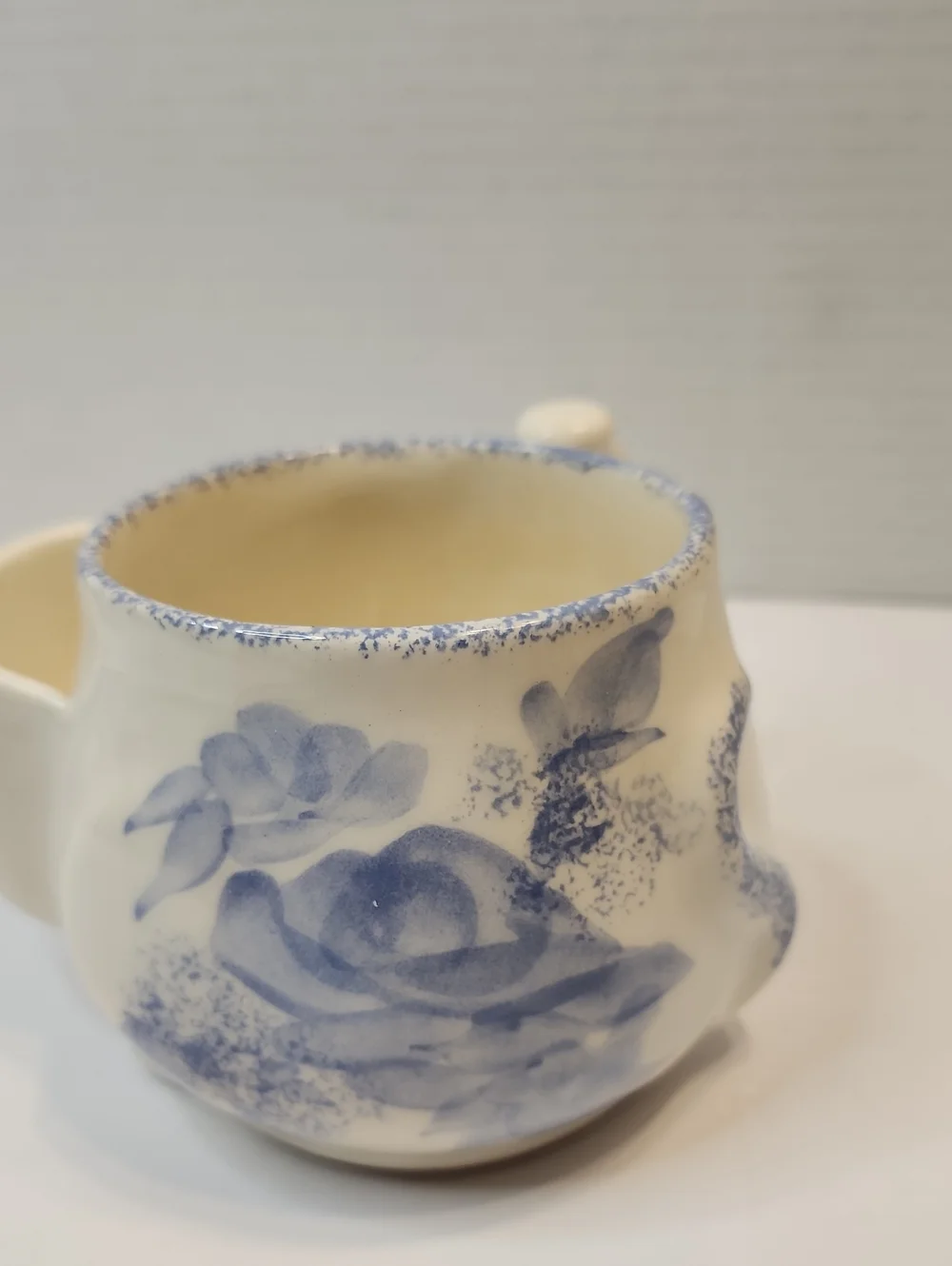 Cute Ceramic Cat Face Mug With Built In Tea Bag Holder in Cream